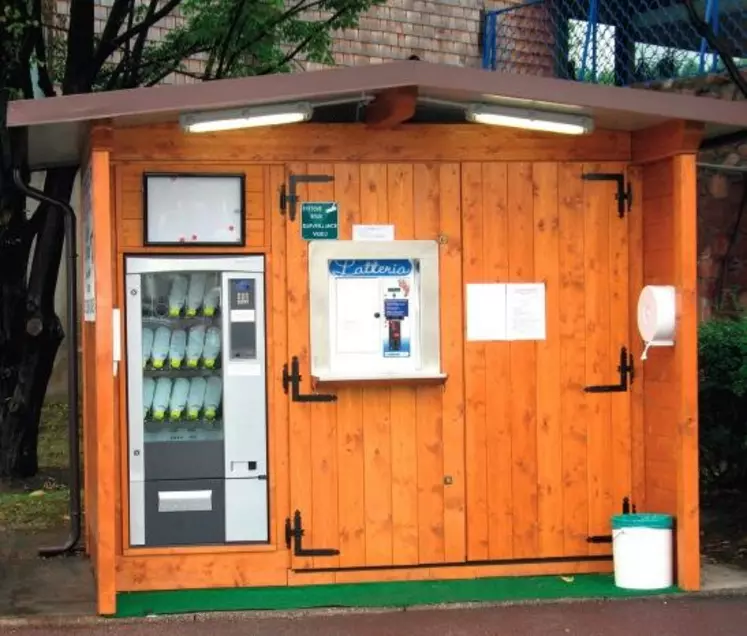 Cécile Dambry, éleveuse à la Frenaye,
en Seine-Maritime, vend environ 40 litres par jour, actuellement. "Notre
objectif est d’arriver à 100 litres. Il faut
que les gens prennent l’habitude d’acheter
leur lait frais régulièrement, comme
on achète le pain."