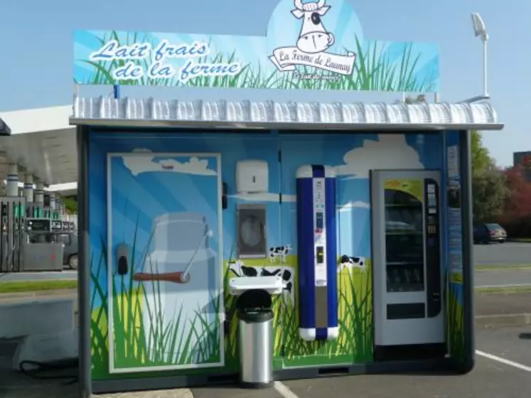 Un distributeur de lait de marque DF Italia, installé en Bretagne, sur un parking de zone commerciale.