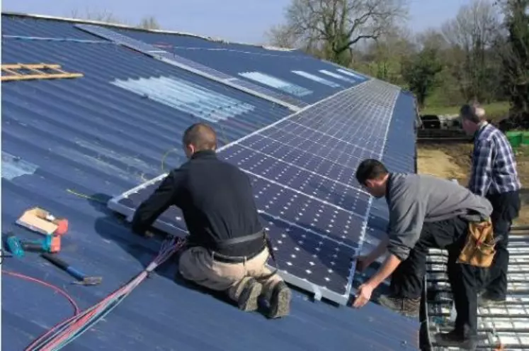 EN L’ABSENCE DE RÉGIONALISATION DES TARIFS, la localisation
d’un projet photovoltaïque et le nombre d’heures
d’ensoleillement impactent sensiblement sa rentabilité.