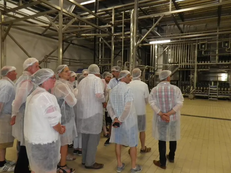 Maîtres Laitiers du Cotentin collecte 439 millions de litres de lait et détient 5 sites industriels. Ici, une visite de l’usine de Méautis. © Maîtres Laitiers du Cotentin