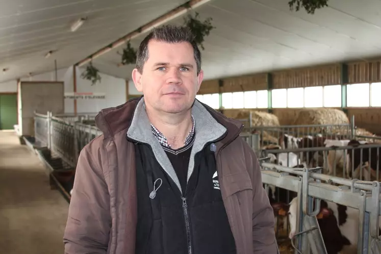 Jean-Marc Pilet, de la chambre d’agriculture de la Mayenne. « La pose de dômes éclairants coûte plus cher au mètre linéaire (90 à 100 €) qu’une faîtière couverte (50 à 60 €). » © F. Mechekour