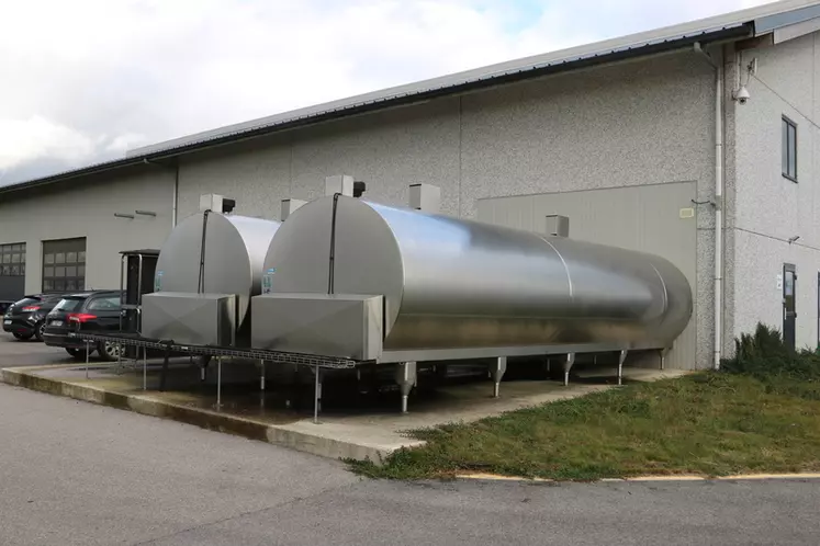 Les deux tanks horizontaux de 30 000 l sont dotés d’un système de prérefroidissement. Le lait est collecté quotidiennement par Milcobel. © E. Bignon