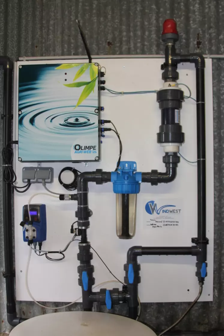 L’installation de désinfection avec une seule cellule d’électrolyse en ligne permet de traiter 25 m3 d’eau par jour. © F. Mechekour
