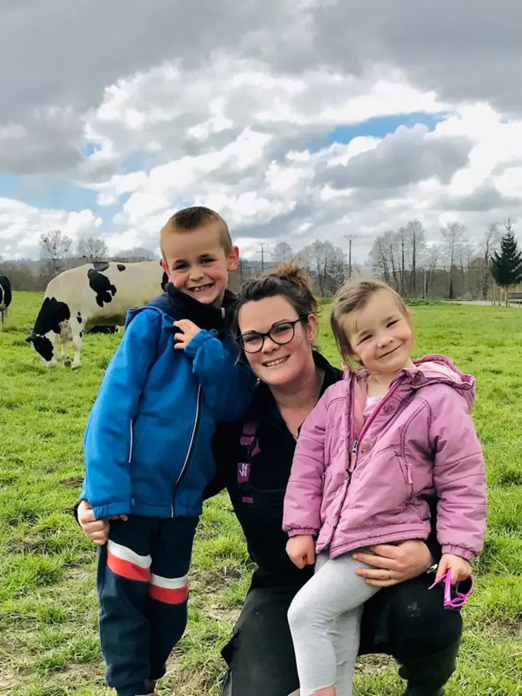 Loren fait appel à un vacher de remplacement deux jours par mois pour pouvoir passer plus de temps avec ses deux enfants, Lucas et Emma. © DR