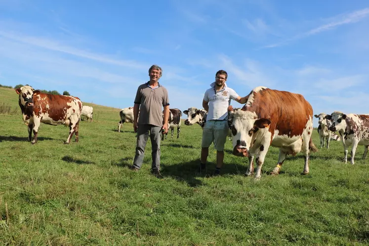 Dominique et Adrien Durécu « Nous valorisons beaucoup mieux nos prairies avec des petites parcelles. Les vaches pâturent plus et mieux. Et le résultat est payant ! » © E. Bignon
