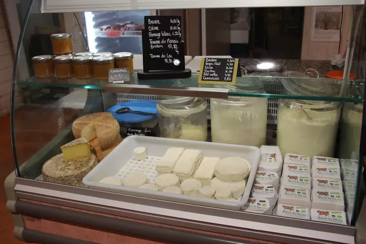 La qualité des produits est un point essentiel. Deux produits laitiers ont été médaillés au Concours général agricole : le fromage blanc en 2019, et le fromage frais ail et fines herbes en 2020. © V. Bargain