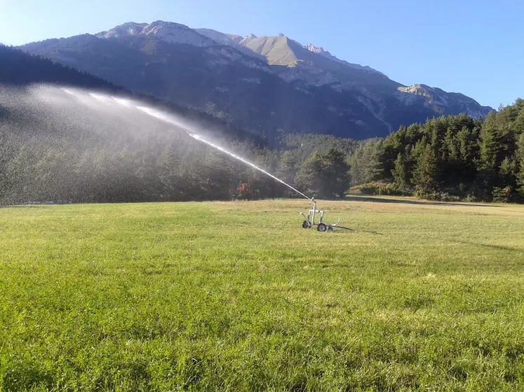 La pratique raisonnée de l’irrigation consiste à arroser uniquement les meilleures parcelles et d’assurer à ces surfaces restreintes « le minimum hydrique ». © Gida Haute-Maurienne