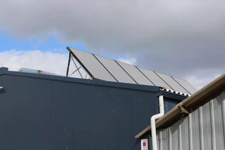 Les capteurs solaires peuvent être installés sur un toit ou éventuellement sur un châssis au sol. © V. Bargain