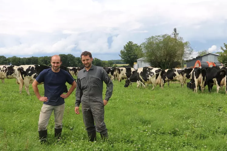 Étienne et Mathieu Boudvin. « Grâce à l’irrigation, nous doublons le rendement des prairies et assurons une qualité régulière de l’herbe. » © A. Conté