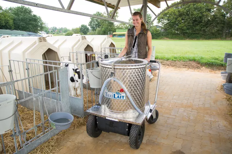 Grâce à l’option Smart-ID, le taxi-lait 4.0 d’Holm&Laue est capable d’identifier les veaux et de calculer les quantités de lait à leur distribuer selon leur âge. © Holm&Laue
