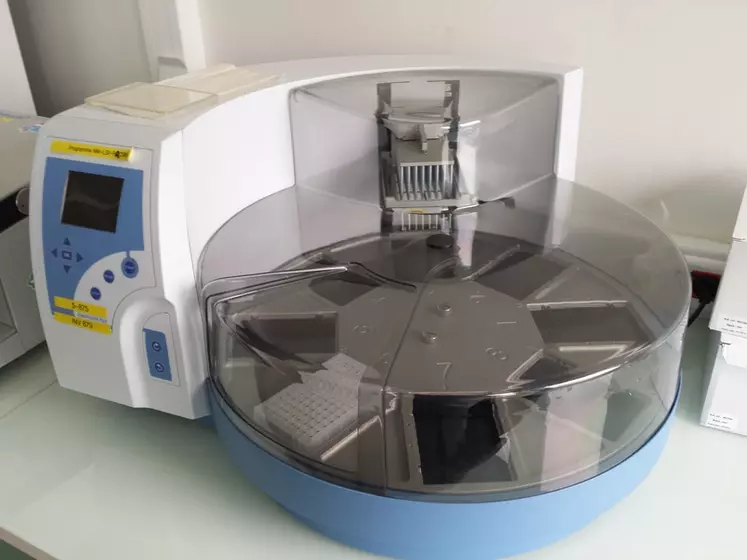 Un appareil de préparation d’échantillons automatisé utilisé pour la recherche du virus de la BVD par PCR. © GDS Doubs