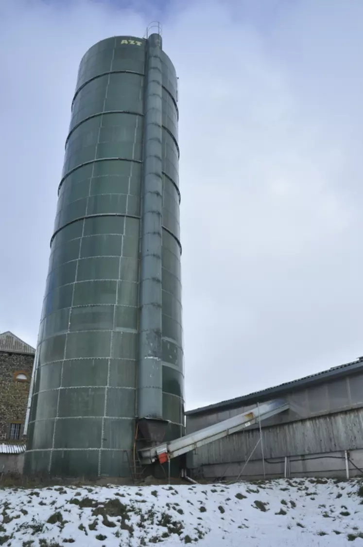 Imposante structure de 25 m de haut et de 6,10 m de diamètre, le silo tour date de 1978. © B. Griffoul