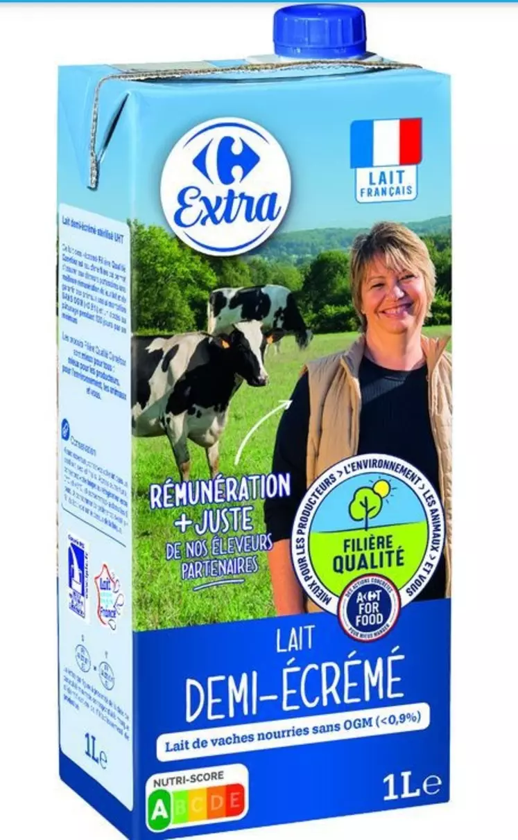 Le lait équitable sous MDD Carrefour, issu de l'accord conclu avec la laiterie Saint-Denis-de-l'Hôtel et l'OP APLBC.  © Carrefour
