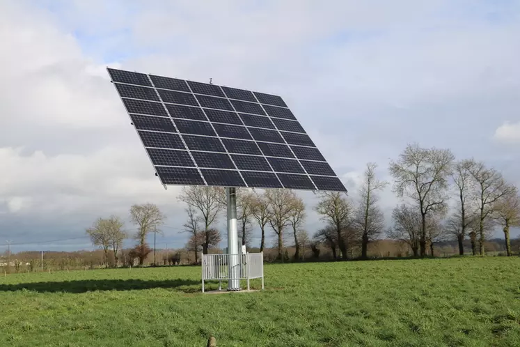 Installé en juillet dernier, le tracker solaire à cellules bifaces pourrait permettre d’économiser 3 944 euros d’électricité par an. © F. Mechekour