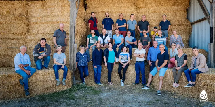 Les 35 éleveurs du collectif invitent les consommateurs à emprunter les ribines (petits chemins en gaélique) pour renouer le contact avec les agriculteurs.   © S. Duparc