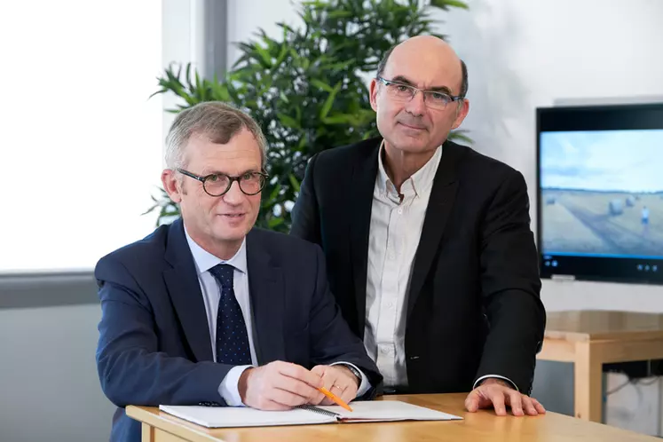Ludovic Spiers, directeur général, et Arnaud Degoulet, président d'Agrial.  « Une grosse partie des investissements 2021 sont pour la branche lait. » © P. Delval