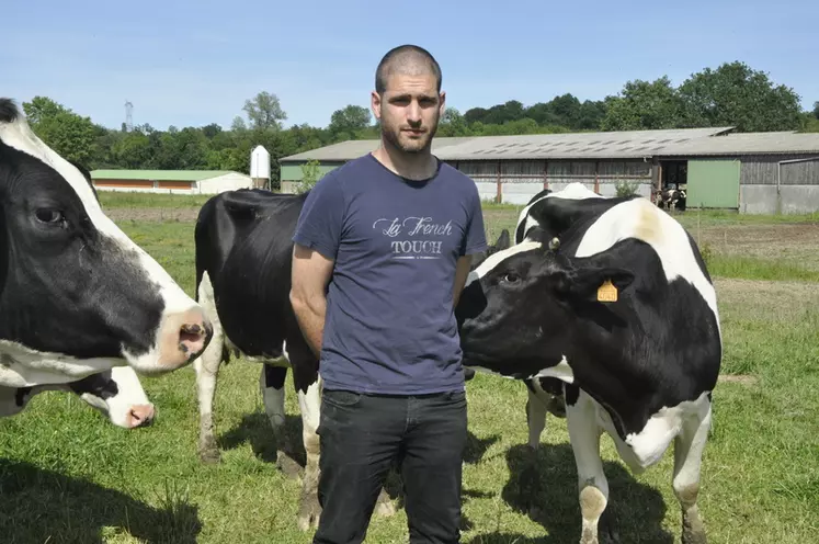 Laurent Bernadieu, éleveur. Au fond, la stabulation des vaches et le poulailler en prolongement. © B. Griffoul
