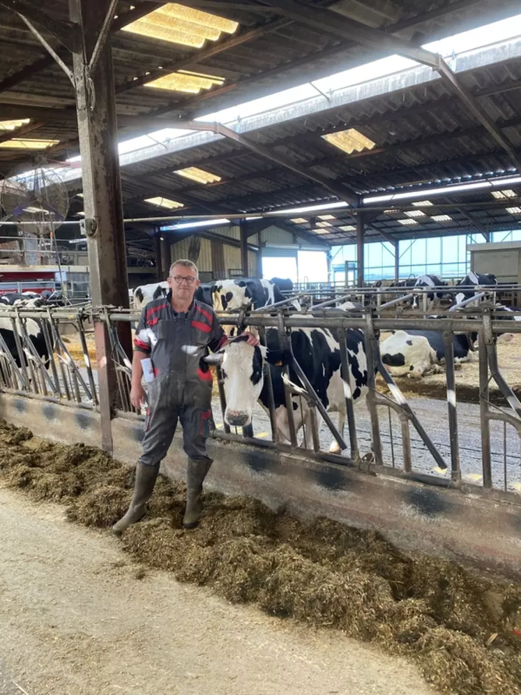 Jean-Philippe Duval alimente 140 vaches laitières en 15 minutes deux fois par jour.