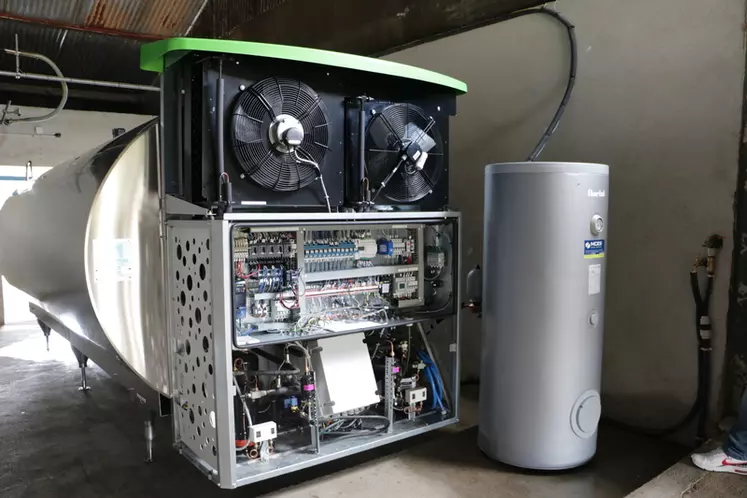 Le groupe frigorifique comporte trois parties: en haut les ventilateurs à puissance variable, au milieu le coffret électrique de régulation, en bas les compresseurs détenteurs assurant le refroidissement du lait.