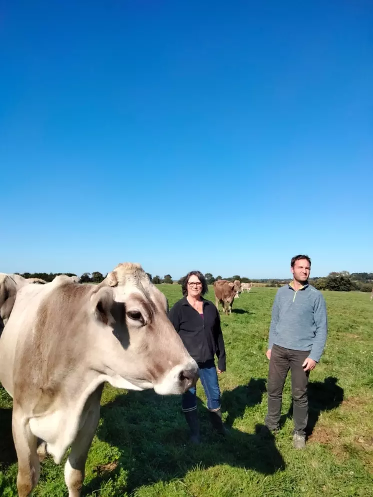 Clément Sévin et sa mère. « Au-delà de la qualité de leur lait et de leur potentiel de production, les Brunes sont des vaches calmes. C’est important pour le bien-être animal et pour limiter les risques d’accidents. »