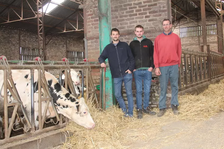 Simon, Hadrien et Hugues Bellenguez. « L’adhésion au groupe lait de Simon lors de son installation, nous a permis de prendre rapidement conscience que nos charges étaient trop élevées. »
