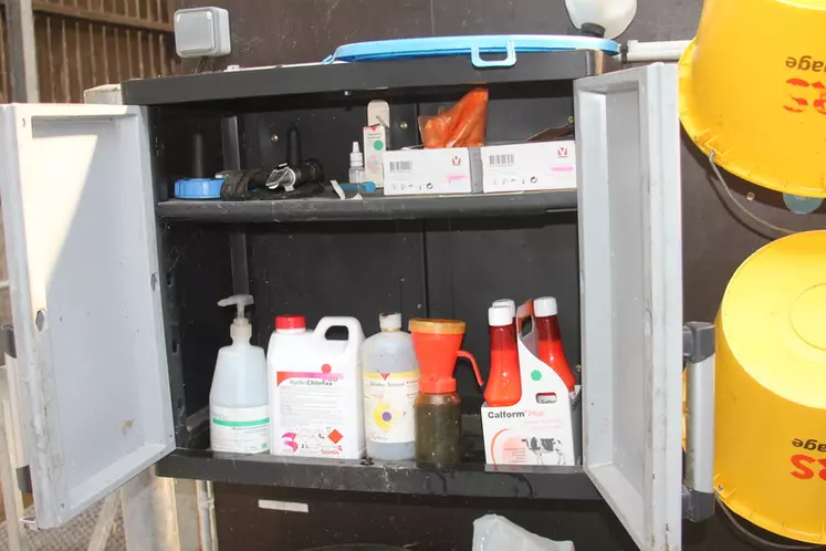 Cette armoire contient les produits utilisés pour nettoyer et désinfecter le matériel, le box et les trayons de la vache (produit iodé).