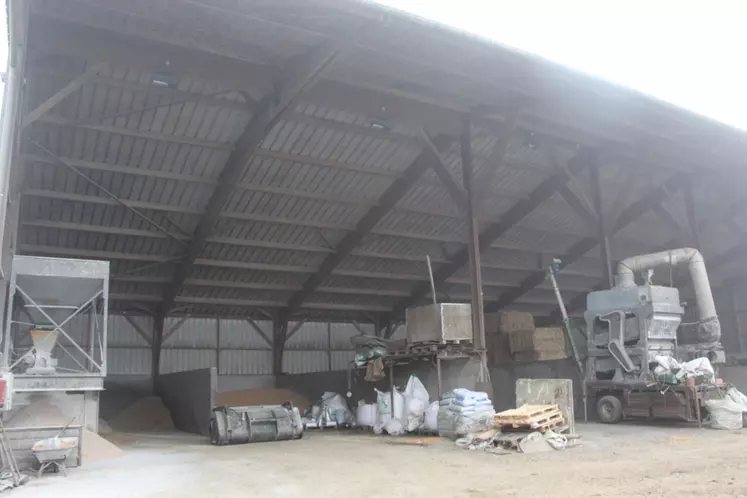 Lors de son passage en bio, le Gaec a investi dans une fabrication d’aliment à la ferme (silos béton sous hangar, trieur, aplatisseur, silo avec élévateur). 