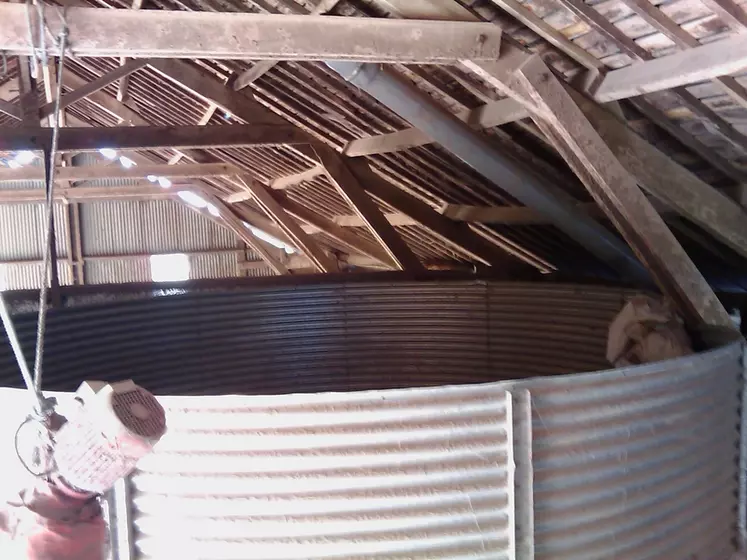 Un silo à céréales non couvert.