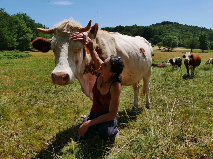 Audrey Thonnat et Olympe. « Si une vache accepte que je la touche, quelle que soit la partie du corps, c’est que la confiance est établie. »