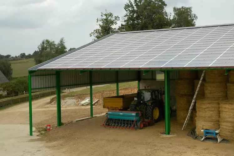 Panneaux photovoltaïques sur un bâtiment agricole. 