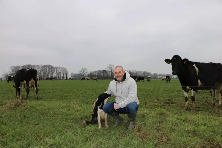 Yannis Collet, éleveur dans les Côtes-d'Armor. « Développer l'herbe et le pâturage répond à mes objectifs économiques, de bien-être des animaux, et du mien avec 35 heures de travail d'astreinte par semaine en hiver et 26 heures en période de pâturage. »