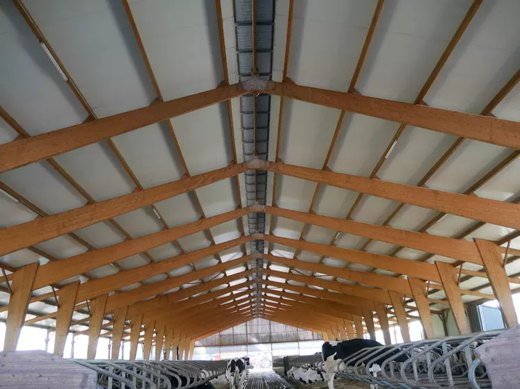 La toiture a été réalisée avec du bac acier isolé contenant une couche de polyuréthane de 4 cm d’épaisseur. Le lanterneau (1,20 m de large) améliore la ventilation.