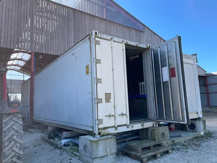 Ce container isotherme qui transportait initialement des légumes, a été recyclé pour mettre hors gel la machinerie de traite. 