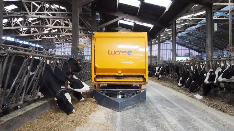 Les robots d'alimentation sont équipés de systèmes de sécurité stoppant l’avancement du wagon distributeur en cas d'obstacle, afin notamment de ne pas blesser les animaux durant la distribution.