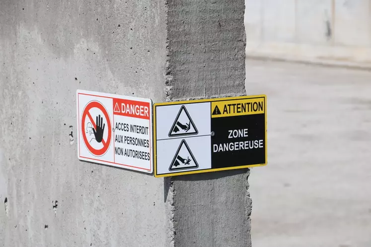 Dans le cas de l'automate Aura de Kuhn qui désile, des panneaux de sécurité sont apposés à chaque entrée de silo.