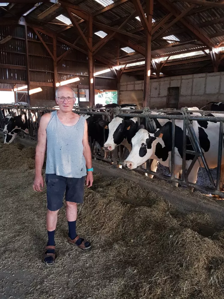 Robert Granjon, éleveur dans le Rhône. " Nous ne sommes pas les plus à plaindre, mais nous sommes inquiets pour nos maïs" © S. Rivel