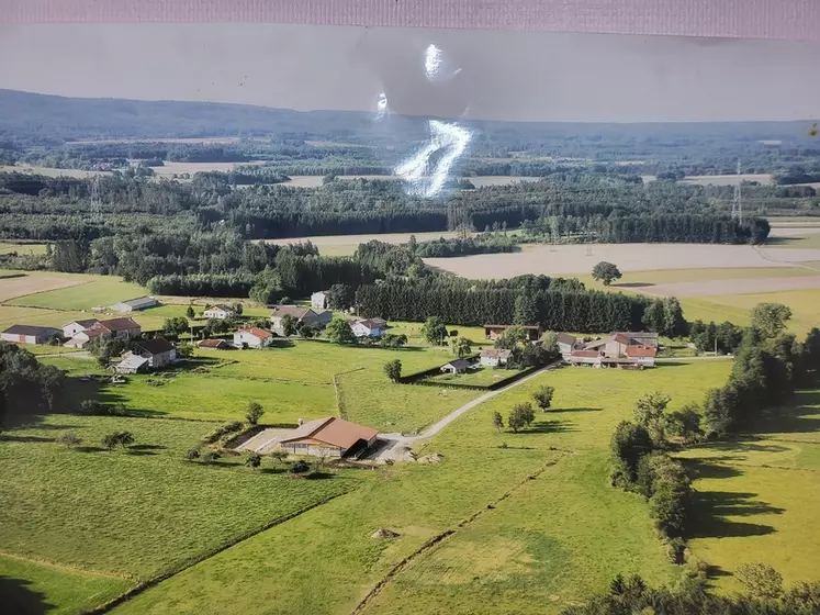 vue aérienne exploitation laitière prairies Vosges