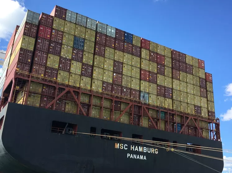 porte container port du Havre - 400 m de long - plus de 21 000 container - parmi les plus grands au monde en septembre 2022