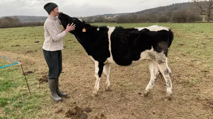 Jessy Trémoulière sur la ferme familiale de Haute-Loire.