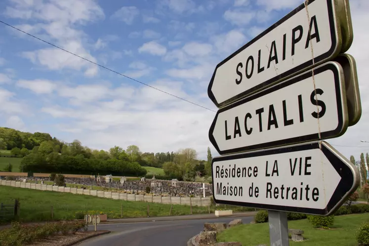 panneau routier indiquant la direction Lactalis