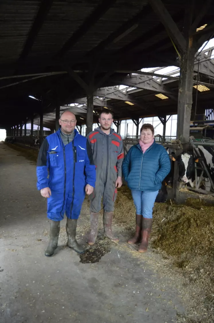 Olivier, Ghislain et Bernadette Dubois ont réalisé l'audit ventilation avant leur projet robot, pour rétablir une bonne circulation de leurs 120 vaches dans le bâtiment. 
