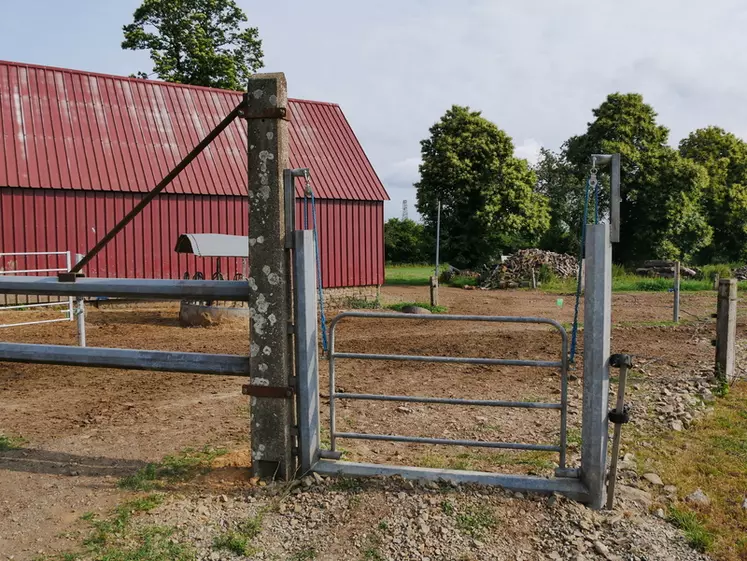 Astuce en élevage laitier : Une barrière basculante pour quad
