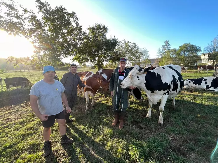 éleveurs devant leurs vaches sur une parcelle pâturée