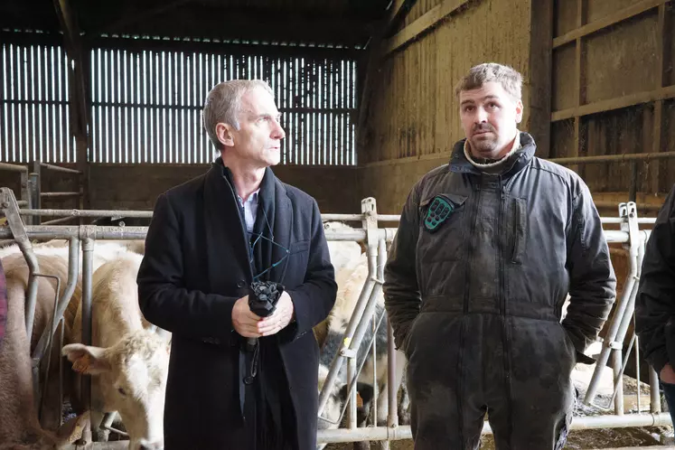 Thierry Roquefeuil, président de la FNPL en visite dans le Pas-de-Calais pour recenser les impacts des événements climatiques pour les éleveurs laitiers.