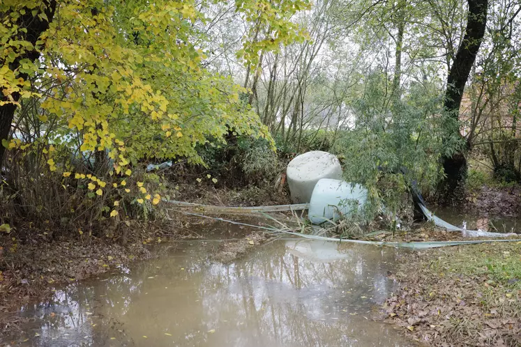 Balles d'enrubbanage charriées par les inondations dans le Pas-de-Calais