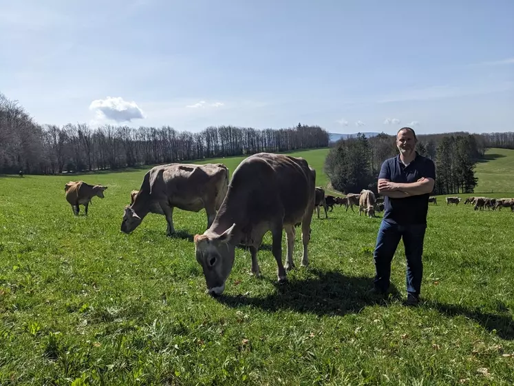 Le 22 mars, les vaches démarrent leur premier tour de pâturage dans une PFV pâturage précoce. « En passant en bio, les taux n’ont pas diminué grâce à de l’herbe ...