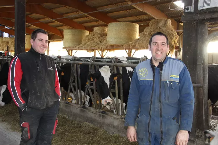 Christophe Baudoin, 36 ans, et son frère Vincent, 40 ans, ne craignent pas d’essayer de nouvelles pratiques pour produire plus de lait et maîtriser les charges.