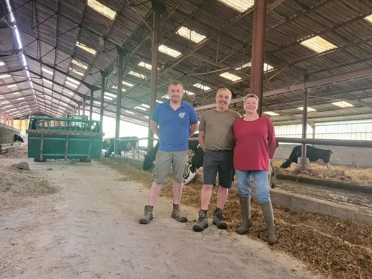 Bruno Dolivet (au centre) , accompagné de Pascale Roland et de Armand Grognard ,salariés : 