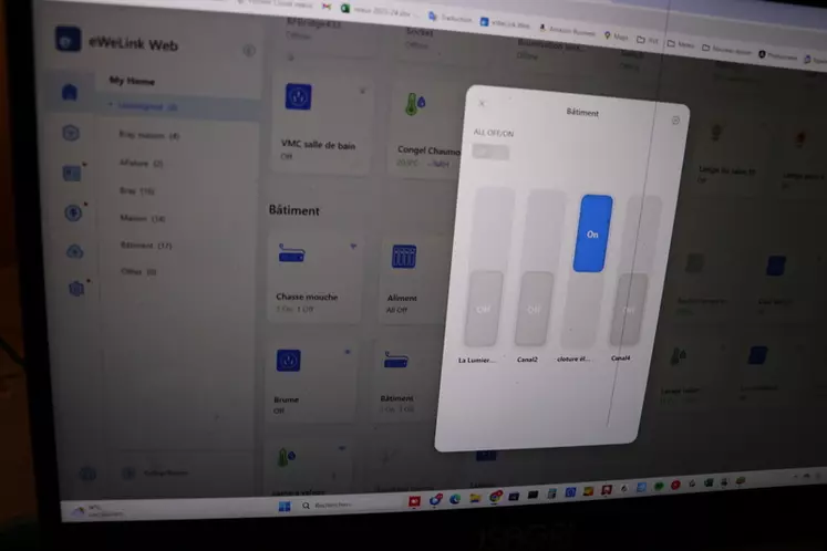 Une interface gère l’ensemble des objets connectés, dont les ampoules du bâtiment et de l'éclairage extérieur qui peuvent être allumées à distance, depuis le ...