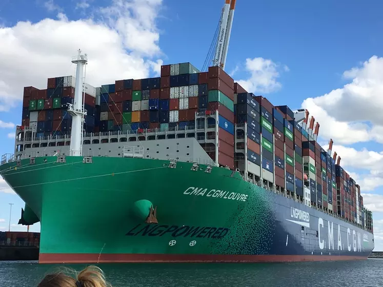 porte container port du Havre - 400 m de long - plus de 21 000 container - parmi les plus grands au monde en septembre 2022